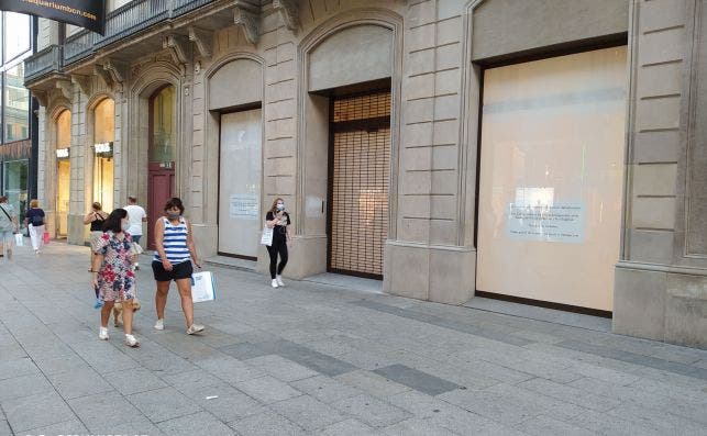 El gigante de la moda Inditex ha cerrado una tienda de Uterqüe, una de sus insignias, en Portal de l’Àngel, la avenida más cara de España. /ED