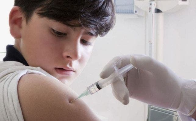 Un niño recibe una vacuna./ EFE