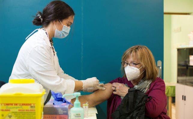 Una mujer recibe la vacuna de la gripe un el centro de Salud en Zaragoza, en el inicio de la campaña de vacunación / EFE