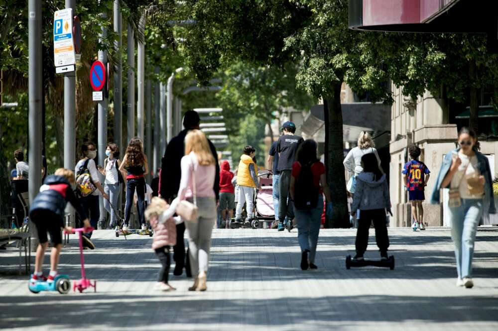 Varias familias pasean por la Diagonal de Barcelona. EFE