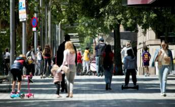 Varias familias pasean por la Diagonal de Barcelona. EFE