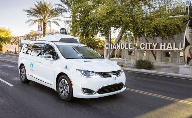 El monovolumen híbrido Chrysler Pacifica de Waymo, totalmente autónoma, circulando en la vía pública. Fotografía: Waymo