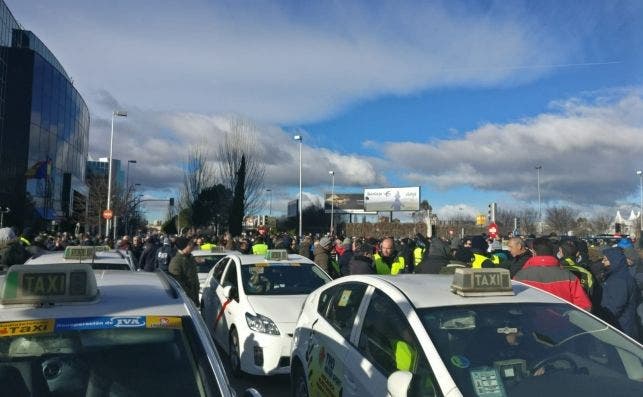 Concentración de taxistas en las inmediaciones del recinto ferial de Ifema, en Madrid. / Economia Digital