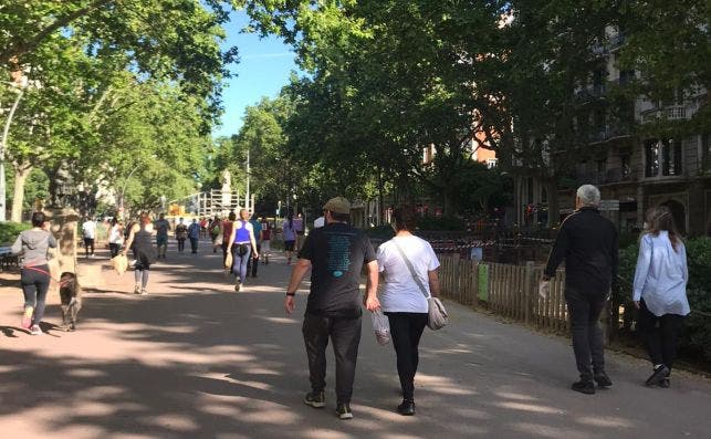 El Passeig de Sant Joan, en Barcelona, esta mañana en el primer día que se permite salir a realizar deporte