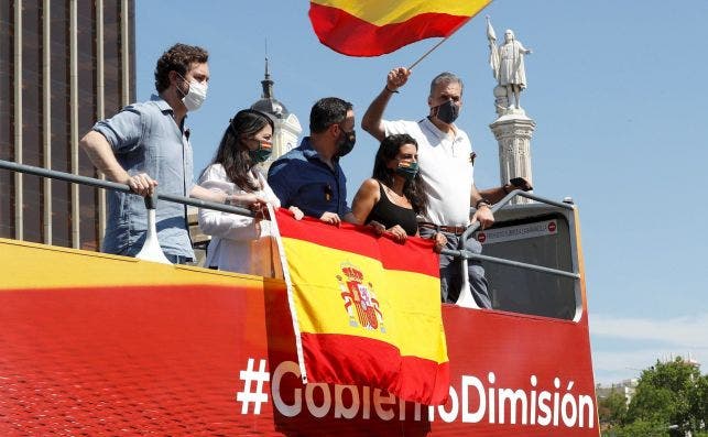 Santiago Abascal, Iván Espinosa de los Monteros, Rocío Monasterio y Javier Ortega Smith en la caravana de Vox contra Pedro Sánchez por la gestión del coronavirus