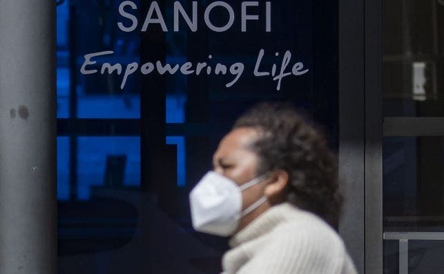 Sanofi se lanzará a producir la vacuna a mitad de 2021 sin haber finalizado los ensayos./ EFE