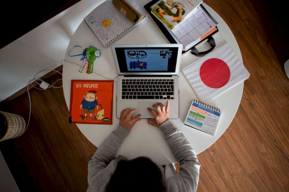 Ylenia, profesora de P3 en una escuela privada da clases en línea a sus alumnos usando una aplicación de videoconferencias, durante el confinamiento iniciado en marzo de 2020 por el coronavirus | EFE/Archivo