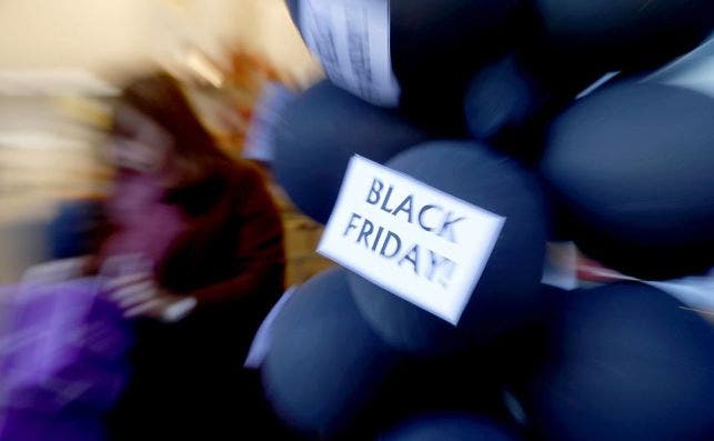 La mitad de las pymes reconocen que la superviviencia de su negocio dependerá de las ventas del Black Friday y Navidad y apostarán por las ventas online./ EFE