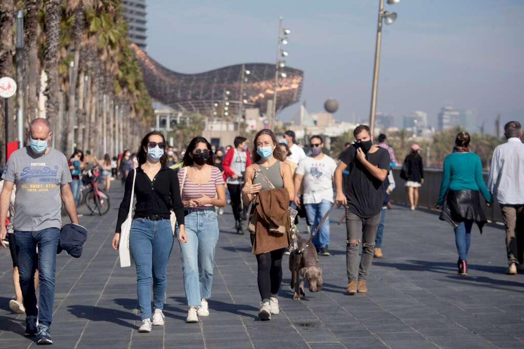 Jóvenes caminan por Barcelona el 1 de noviembre de 2020, durante el primer fin de semana de nuevas restricciones en Cataluña por la Covid-19 | EFE/MP