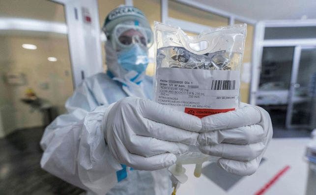 Una enfermera del centro hospitalario prepara este sábado una bolsa de Remdesivir, medicamento utilizado para combatir la Covid-19 / EFE