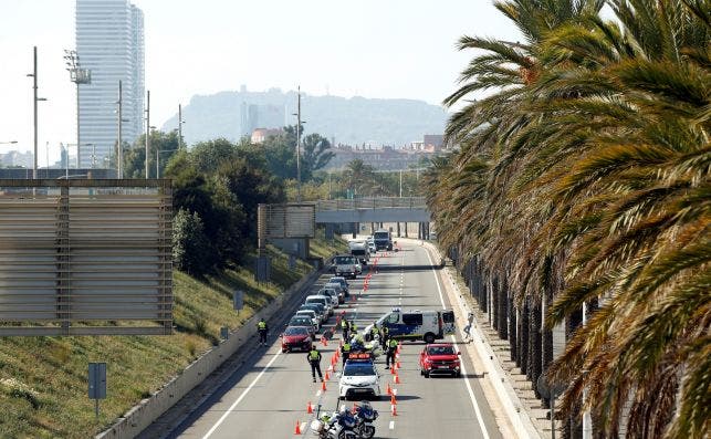 Vista de un control de la Guardia Urbana en la Ronda del Litoral en Barcelona este sábado, cuando las nuevas medidas aprobadas por el Govern de la Generalitat para la contención del Covid-19, que establece el cierre del perímetro de Cataluña durante 15 días y un confinamiento de todos los municipios de viernes a domingo, han entrado en vigor tras su publicación en el DOGC. EFE/Toni Albir