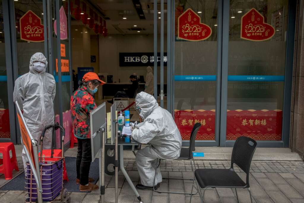 Entrada de un banco en Wuhan, China, el 31 de marzo de 2020, cuando se relajan las medidas drásticas por el coronavirus | EFE/EPA/RP