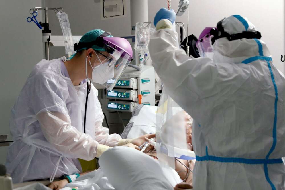 Personal sanitario del Hospital La Fe de Valencia mientras atiende a una persona enferma en una UCI / EFE