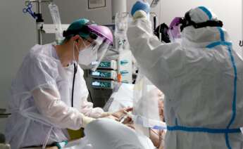 Personal sanitario del Hospital La Fe de Valencia mientras atiende a una persona enferma en una UCI / EFE