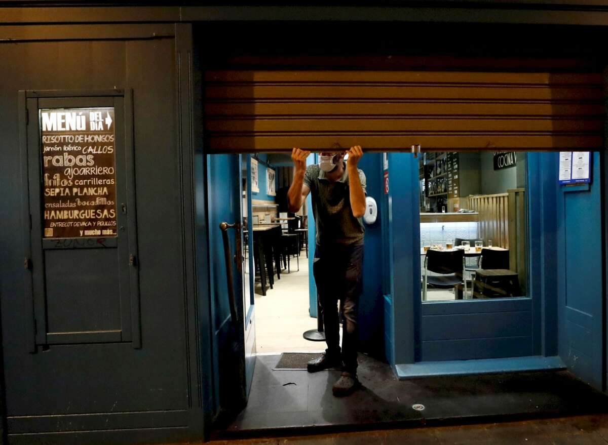 Un establecimiento de hostelería de Navarra cierra la persiana durante la crisis del coronavirus. EFE/Jesús Diges