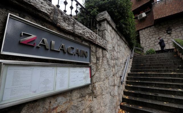 Vista de la entrada del restaurante Zalacaín, el primer restaurante de España en conseguir tres estrellas Michelín, este jueves, tras anunciar su cierre. EFE/Fernando Alvarado