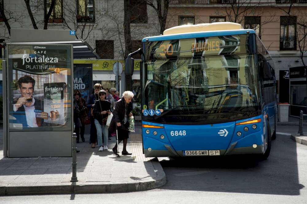 Un autobús de la EMT realiza una parada en el intercambiador de autobuses de Felipe II en Madrid. Foto: EFE/LP