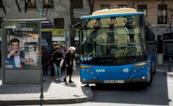 Un autobús de la EMT realiza una parada en el intercambiador de autobuses de Felipe II en Madrid. Foto: EFE/LP