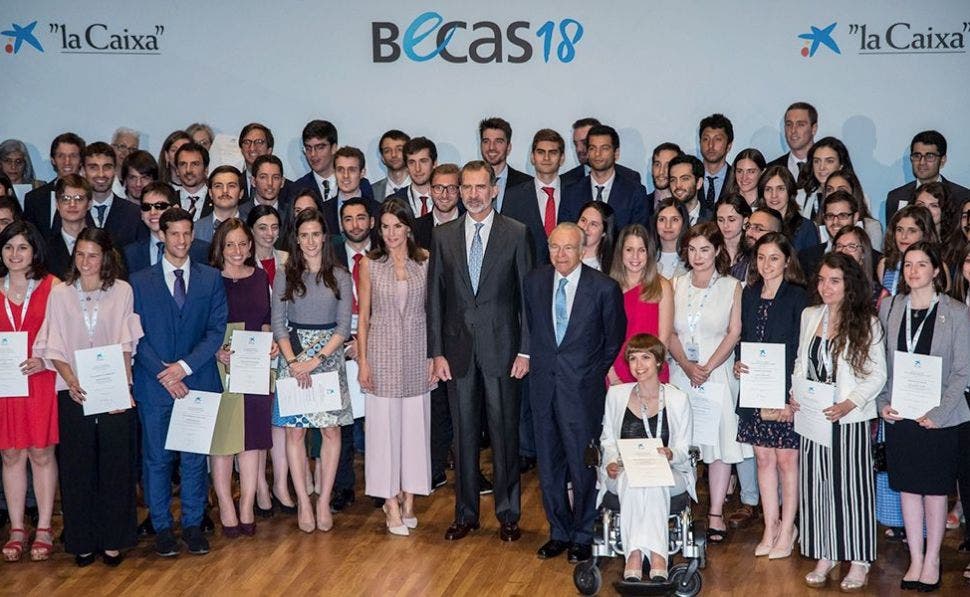 SS.MM. los Reyes e Isidro Fainé, presidente de la Fundación ”la Caixa” con los becados en la convocatoria de 2018 del programa de Becas de la Fundación ”la Caixa”