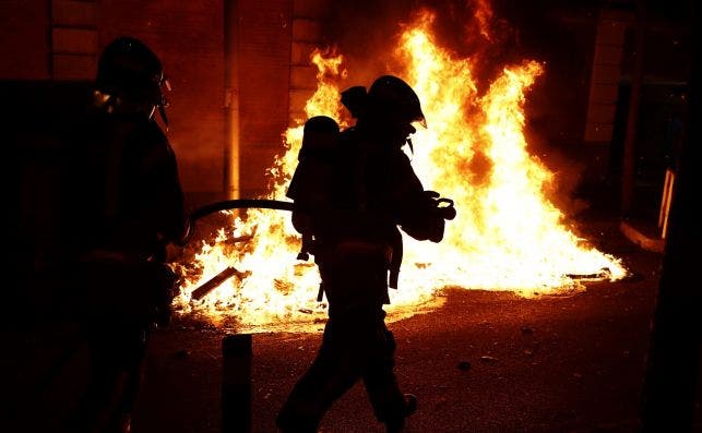 Miembros del cuerpo de bomberos se han personado en las calles de Madrid donde se han producidos altercados tras las protestas convocadas esta noche por las medidas tomadas tras el aumento de contagios por coronavirus. EFE / Javier López.