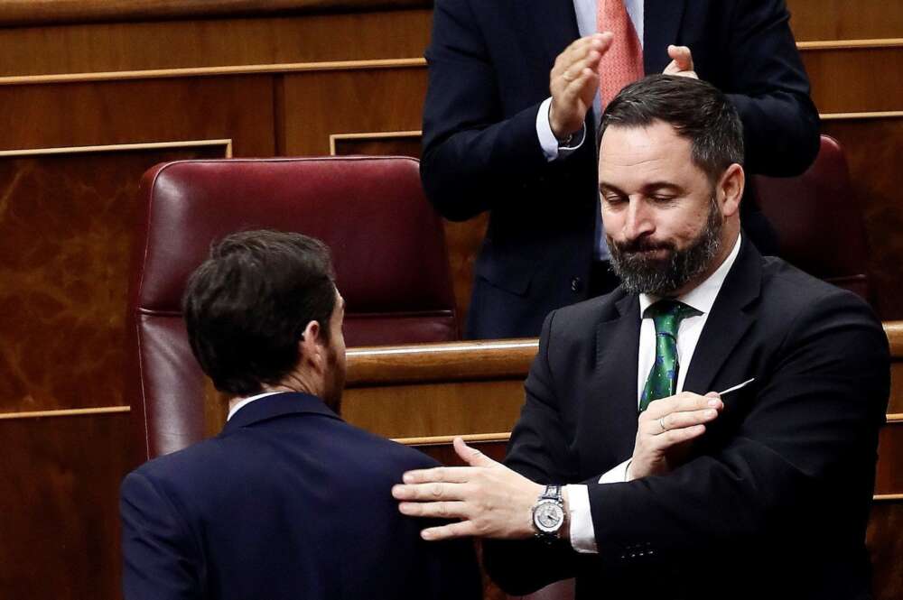 El líder del PP, Pablo Casado, y el de Vox, Santiago Abascal, se saludan en el Congreso de los Diputados. EFE/Mariscal