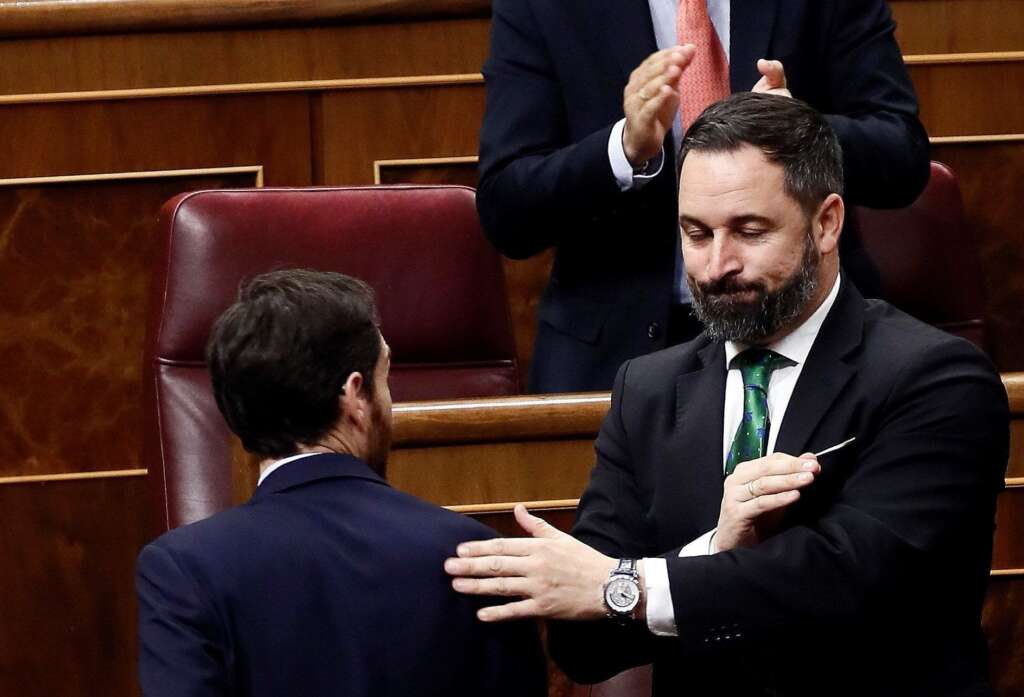 El líder del PP, Pablo Casado, y el de Vox, Santiago Abascal, se saludan en el Congreso de los Diputados. EFE/Mariscal