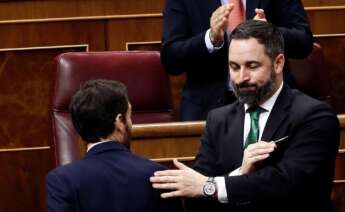 El líder del PP, Pablo Casado, y el de Vox, Santiago Abascal, se saludan en el Congreso de los Diputados. EFE/Mariscal