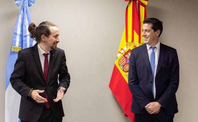 El vicepresidente Pablo Iglesias con el ministro del Interior argentino, Wado de Pedro.