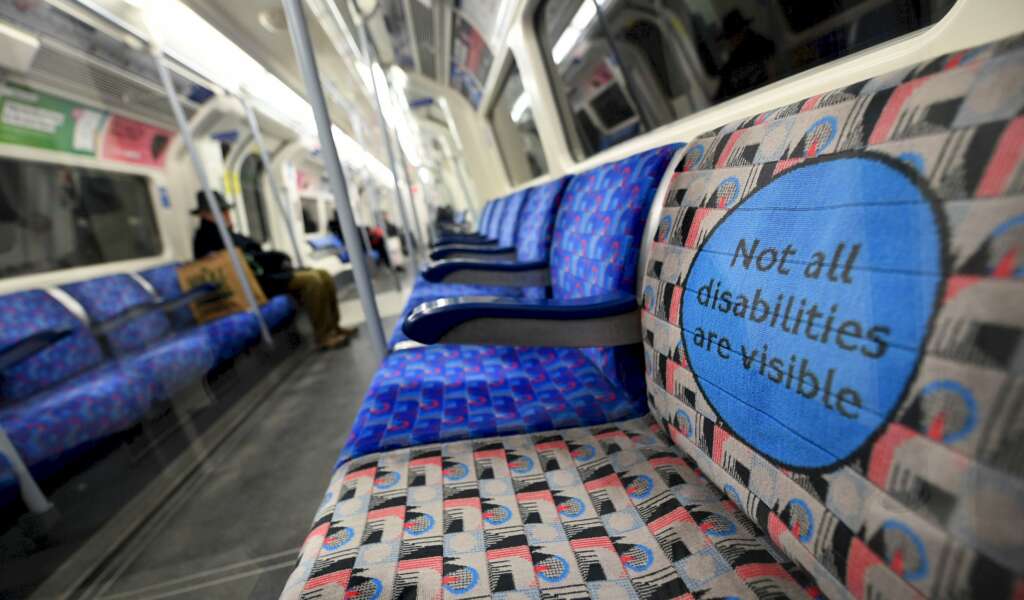 Un vagón del metro de Londres, vacío, después de que el primer ministro británico haya ordenado medidas de distanciamiento social