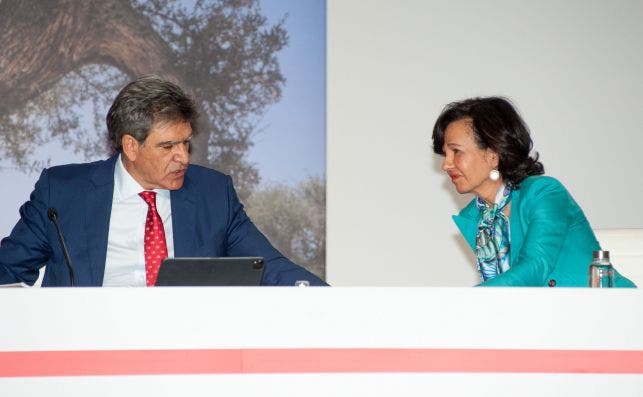 Ana Botín, presidenta del Santander, con el consejero delegado. José Antonio Álvarez, en la junta de accionistas de 2020