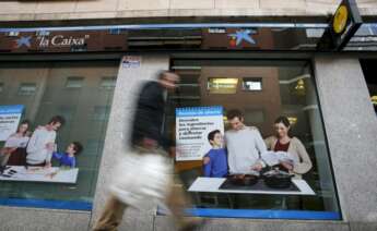Una oficina de Caixabank, cuya fusión con Bankia ha desencadenado la pérdida de más empleos en el sector bancario