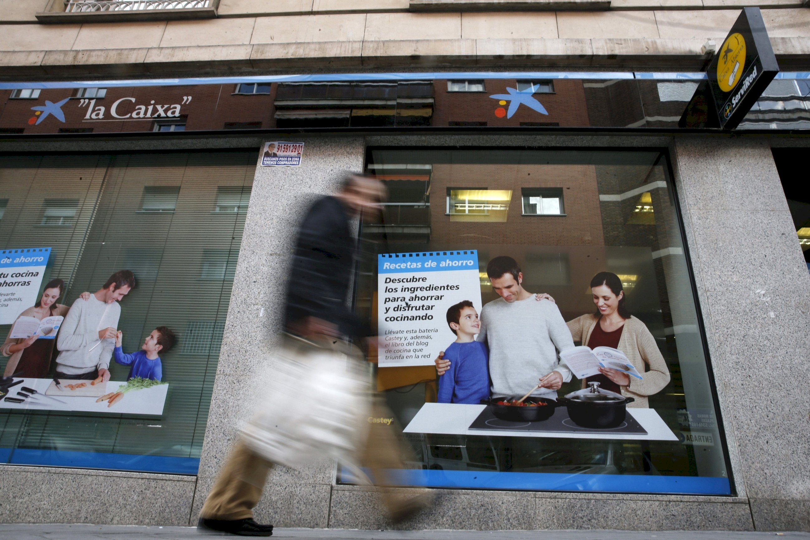 Una oficina de Caixabank, cuya fusión con Bankia ha desencadenado la pérdida de más empleos en el sector bancario