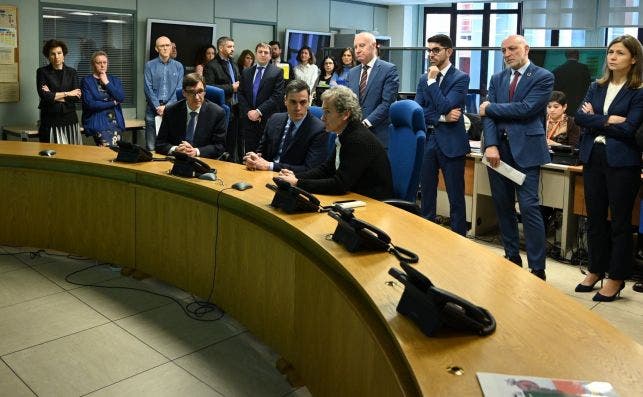 Pedro Sánchez visitó el Centro de Coordinación de Alertas y Emergencias Sanitarias el 4 de marzo de 2020, acompañado por Salvador Illa y Fernando Simón, cuando el Gobierno aún no declaraba el estado de alarma por el coronavirus | Twitter: Pedro Sánchez/Mo