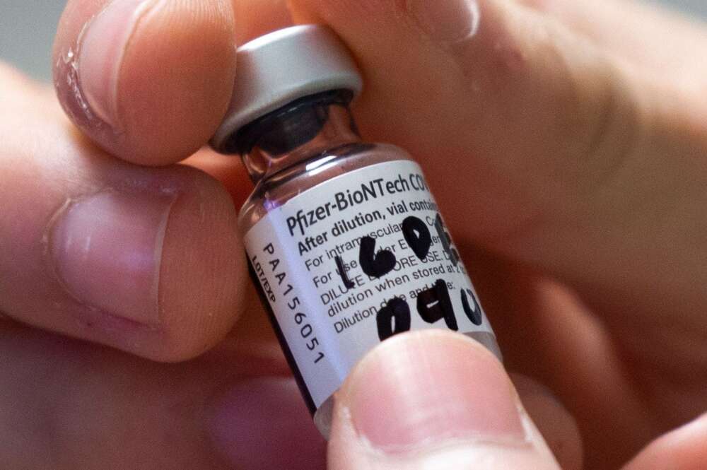 Un vial de la vacuna Covid de Pfizer-Biontech que se usó el 16 de diciembre de 2020 en un hospital de Virginia, EEUU | EFE/EPA/MR