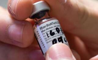 Un vial de la vacuna Covid de Pfizer-Biontech que se usó el 16 de diciembre de 2020 en un hospital de Virginia, EEUU | EFE/EPA/MR