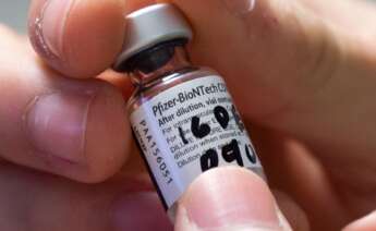 Un vial de la vacuna Covid de Pfizer-Biontech que se usó el 16 de diciembre de 2020 en un hospital de Virginia, EEUU | EFE/EPA/MR