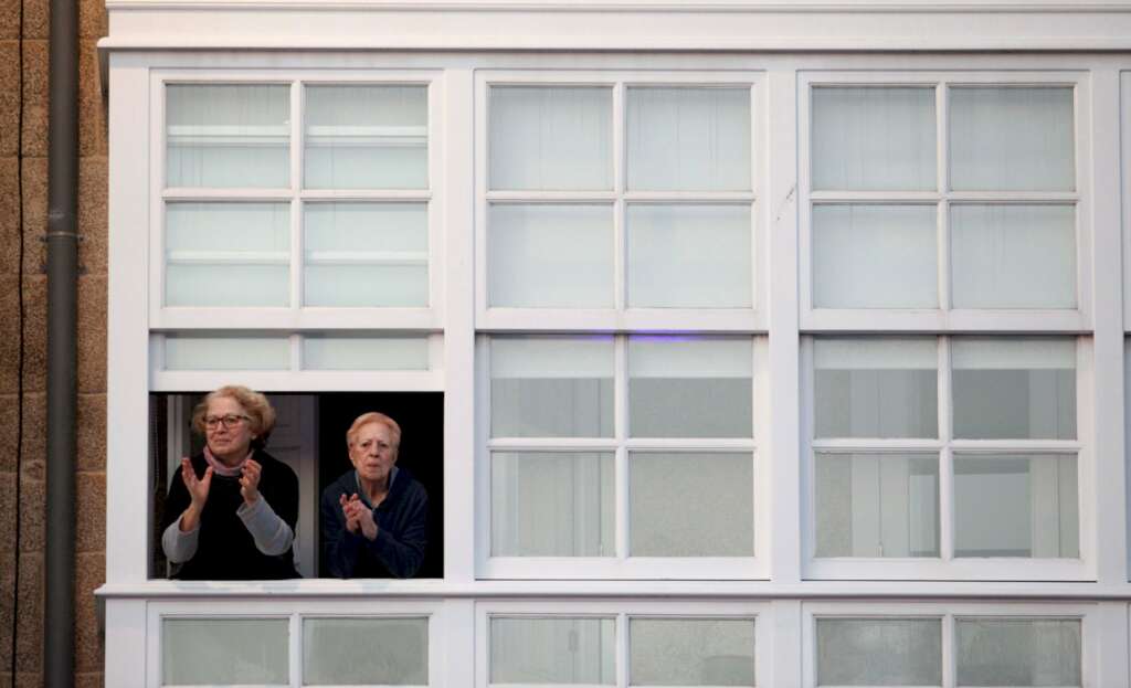 Vecinos de A Coruña en las ventanas y balcones para aplaudir al personal sanitario durante el confinamiento. Foto: Efe/ Cabalar