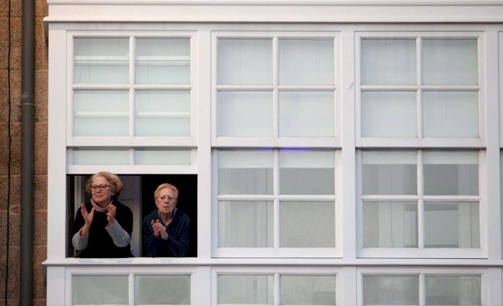 Vecinos de A Coruña en las ventanas y balcones para aplaudir al personal sanitario durante el confinamiento. Foto: Efe/ Cabalar