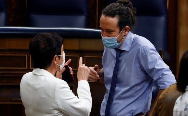 El vicepresidente segundo del Gobierno, Pablo Iglesias (d) conversa con la portavoz en el Congreso de EH Bildu, Mertxe Aizpurua (i) / EFE