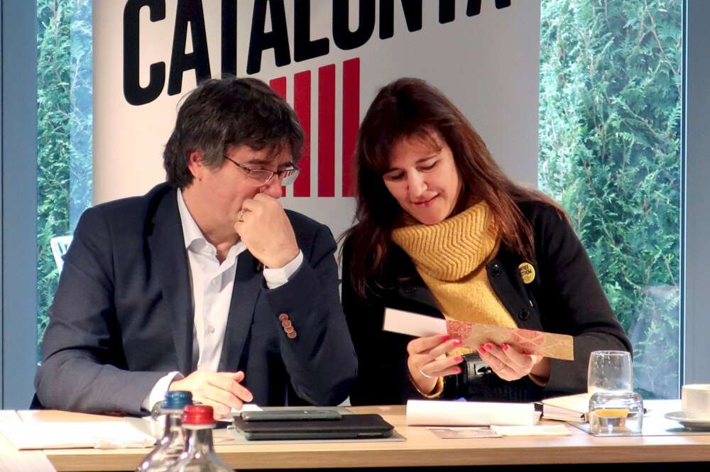 Carles Puigdemont y la candidata de JxCat, Laura Borràs, durante una reunión en 2019 | EFE/Archivo