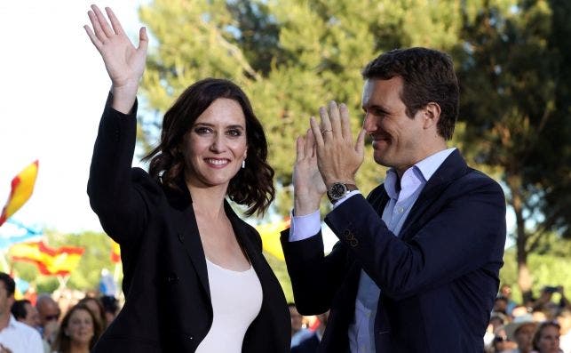  En la imagen, el líder del PP, Pablo Casado, y la candidata del PP a la Comunidad de Madrid, Isabel Díaz Ayuso, en la campaña por las elecciones. EFE/ J.J Guillén