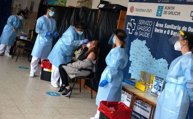 Un trabajador sanitario realiza una prueba PCR durante un cribado selectivo en Ribadavia. EFE/ Brais Lorenzo