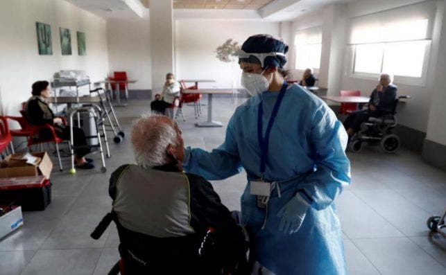 La prioridad en el reparto de la  vacuna serán las personas mayores de 65 -especialmente las que viven en residencias-, las de riesgo y los sanitarios./ EFE