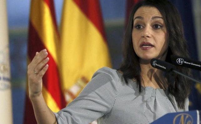 Inés Arrimadas no teme las consecuencias electorales que pueda tener su decisión de negociar los presupuestos: "Me importan un pimiento las encuestas"./ EFE