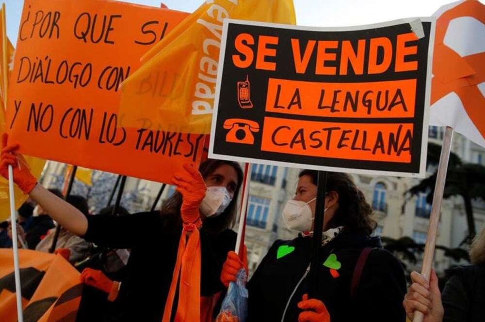 Manifestantes de naranja protestan contra la aprobación de la Ley Celaá, que suprime el castellano como lengua vehicular / EFE