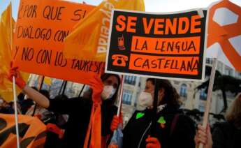 Manifestantes de naranja protestan contra la aprobación de la Ley Celaá, que suprime el castellano como lengua vehicular / EFE