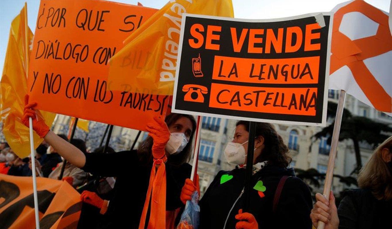 Manifestantes de naranja protestan contra la aprobación de la Ley Celaá, que suprime el castellano como lengua vehicular / EFE