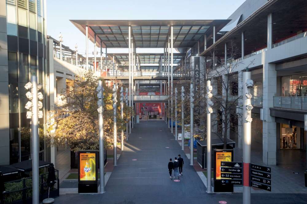 Imagen del Centro Comercial La Maquinista de Barcelona tras la aprobación del nuevo plan de medidas contra el coronavirus de la Generalitat de Cataluña. EFE/Marta Pérez