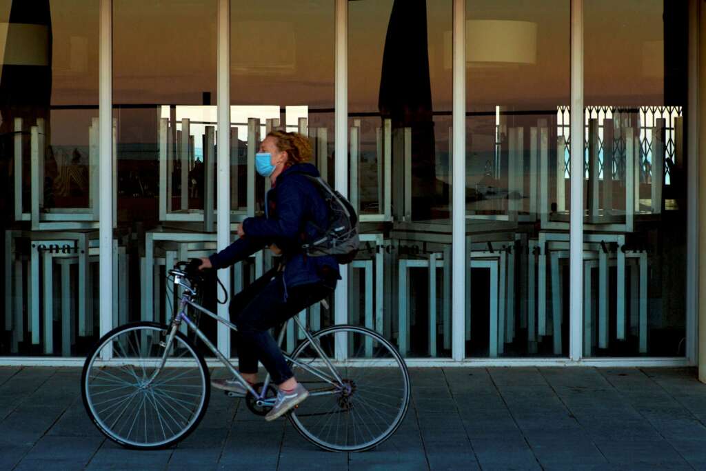 Una mujer pasea en bicicleta con la mascarilla puesta en Barcelona, durante la pandemia de coronavirus de 2020 | EFE/EF/Archivo