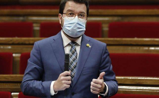 El presidente interino de la Generalitat, Pere Aragonès, en el pleno del Parlament que hace arrancar el contador electoral tras la inhabilitación de Quim Torra / EFE